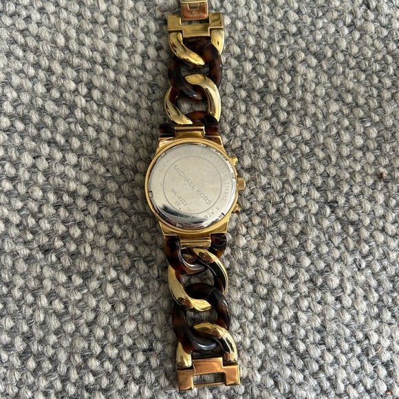 Michael Kors Runway Twist Watch - Picture 4 of 8